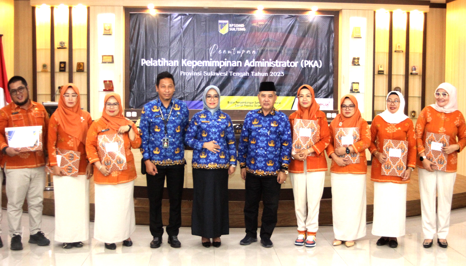Berakhirnya Kegiatan Pelatihan Kepemimpinan Administrator Angkatan XV ditandai dengan Penyerahan Sertifikat oleh Gubernur Sulawesi Tengah yang diwakili oleh Sekretaris Provinsi Sulawesi Tengah Ibu Dra. Novalina, MM.